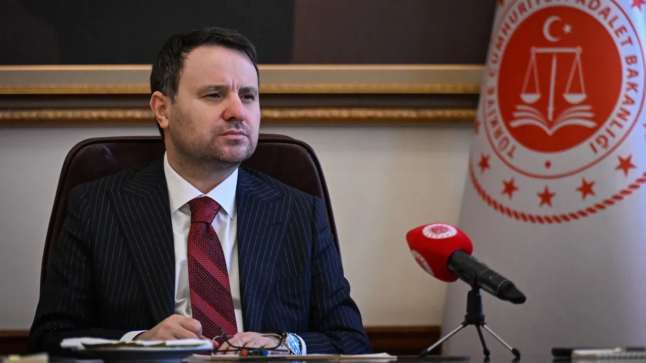 Adalet Bakanı Akın Gürlek toplumun yükselen eleştirisi için söz verdi: Adalet güçlüden yana algısını hep birlikte kıracağız