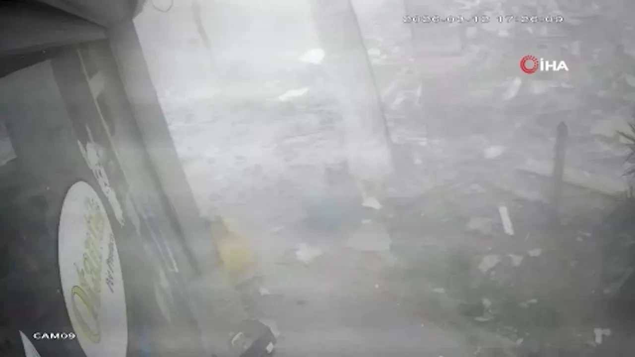 Binanın kendiliğinden yıkıldığı anlar kamerada! 