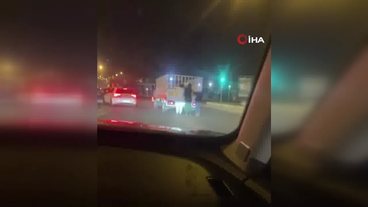 Canlarını hiçe saydılar, trafiği tehlikeye attılar! Korku dolu anlar kamerada