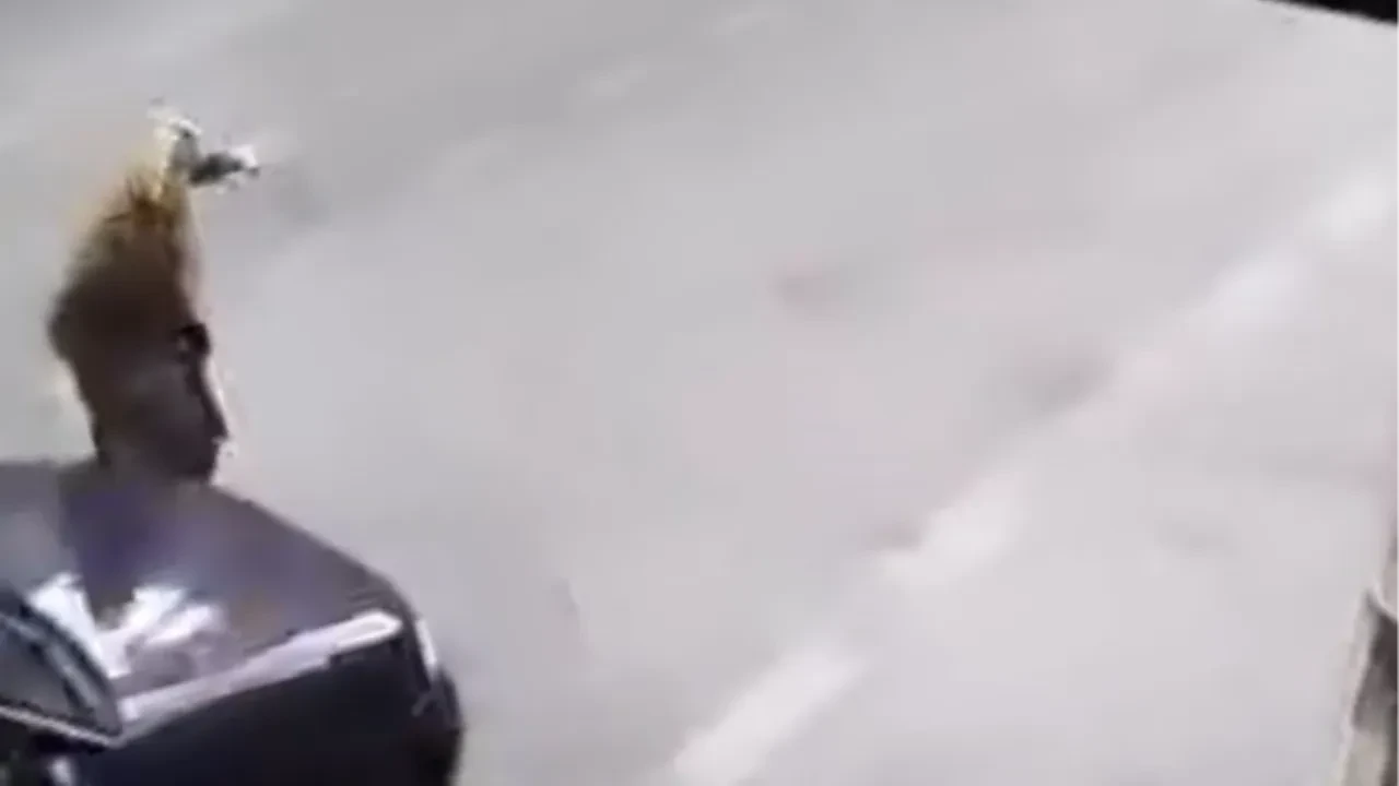 Çarptığı yaya can çekişirken, müdahale etmek yerine kahve içmeye koştu: Dehşet anları kamerada 