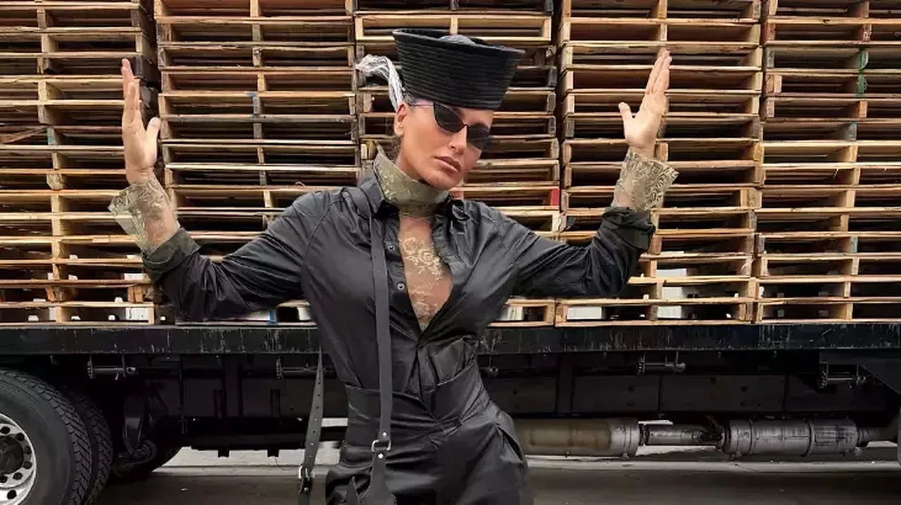 Eda Taşpınar'ın dudak uçuklatan tasarım ayakkabısı sosyal medyaya damga vurdu! Los Angeles paylaşımına eleştiriler çığ gibi