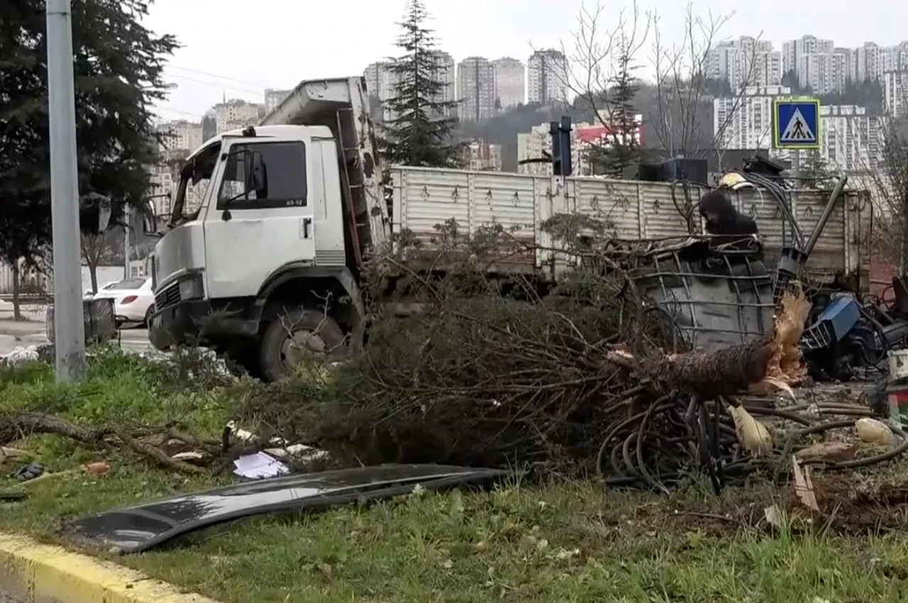 Felaketten dönüldü: Geri kayan kamyonun takla attığı anlar kamerada!