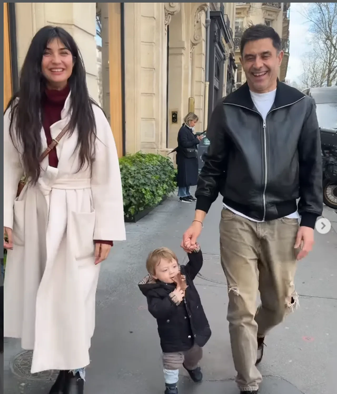 Gönülçelen oyuncuları Tuba Büyüküstün ile Cansel Elçin yıllar sonra Paris'te buluştu 