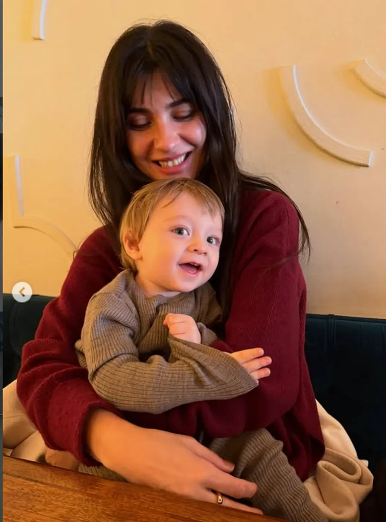 Gönülçelen oyuncuları Tuba Büyüküstün ile Cansel Elçin yıllar sonra Paris'te buluştu 