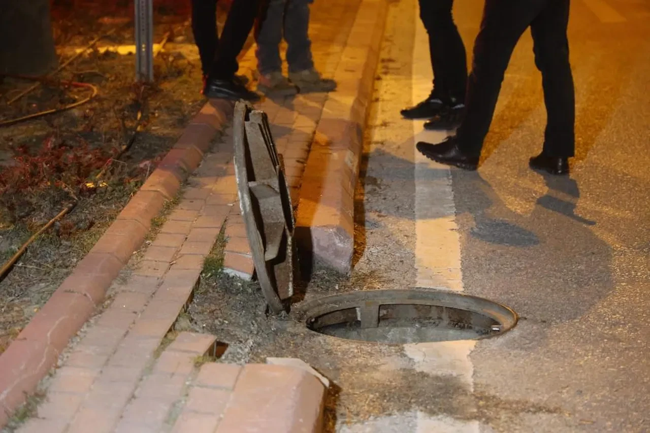 Kaçış planları filmleri aratmadı! Çaldıkları bilezikler imitasyon çıktı: Şaşkın soyguncular kanalizasyonda yakalandı