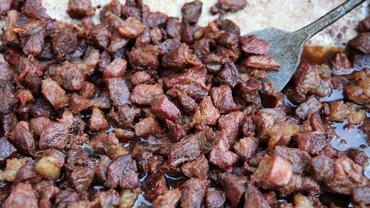 Şampiyon atı kavurma yapıp vatandaşa dağıttılar! Atın sahibi anlattıklarıyla şoke etti