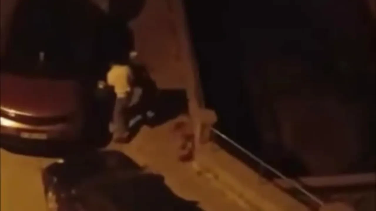 Sokak ortasında sıkıştırdıkları genci darp ettiler! Saldırganların pişkin tavrı pes dedirtti