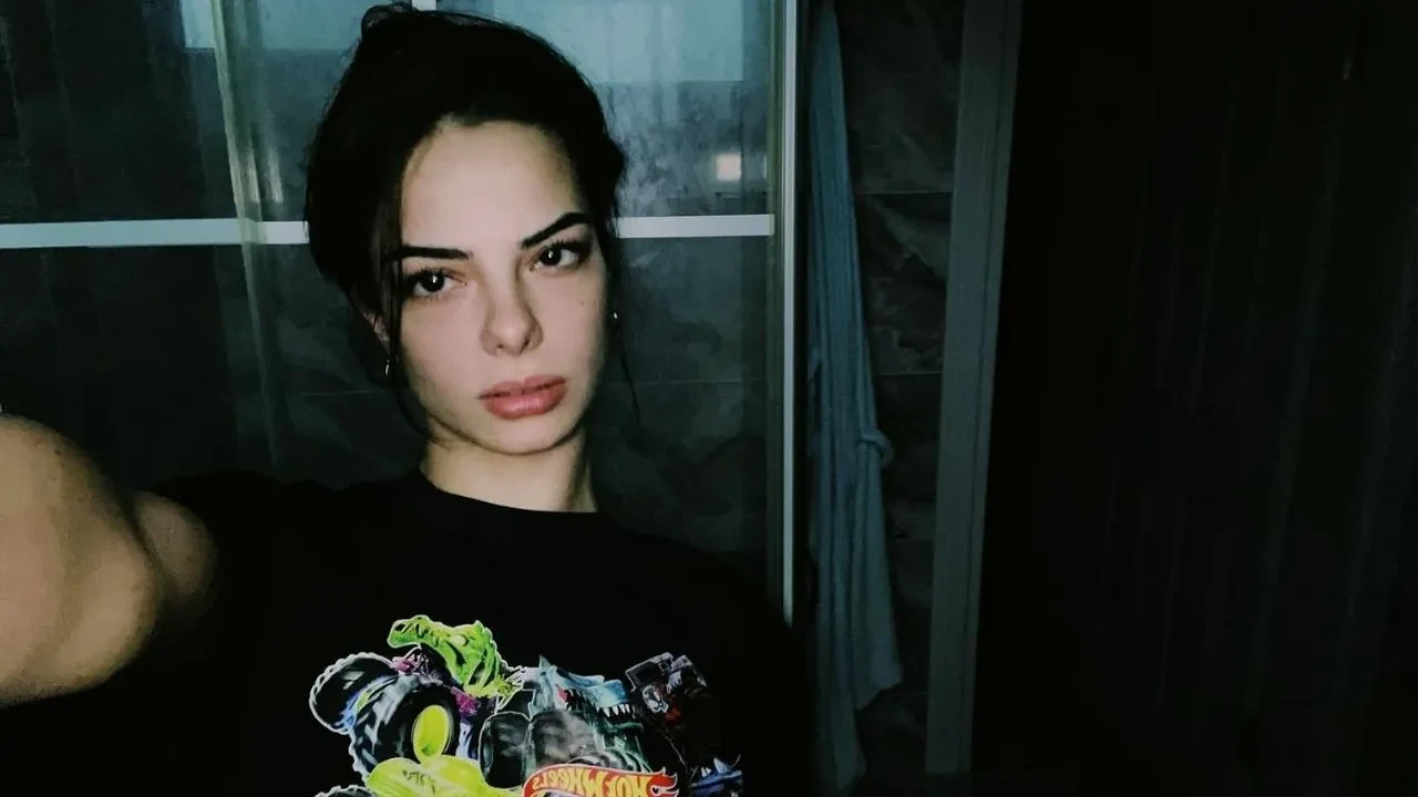 Survivor Beyza’nın yetenekleri şaşırttı! Beyza’nın gitar çalarak şarkı söylediği anlar