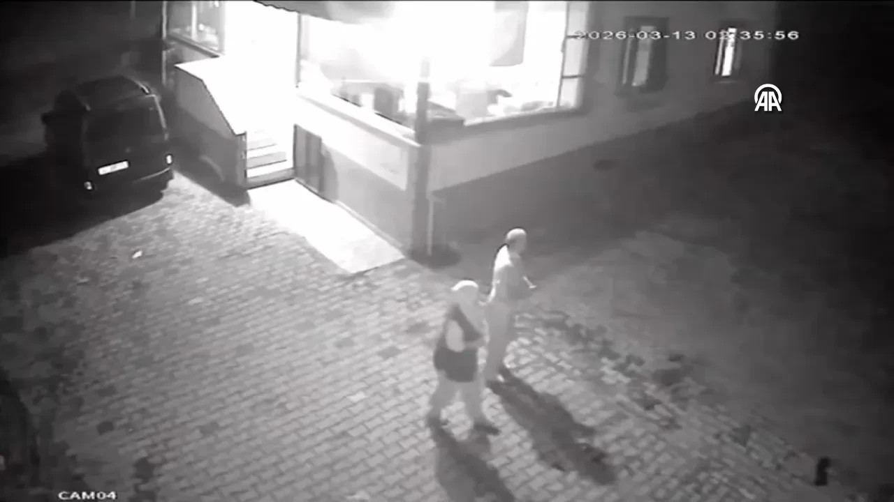 Tokat'ta yaşanan 5.5'lik depremin şiddeti kamerada! Kendilerini böyle dışarı attılar 