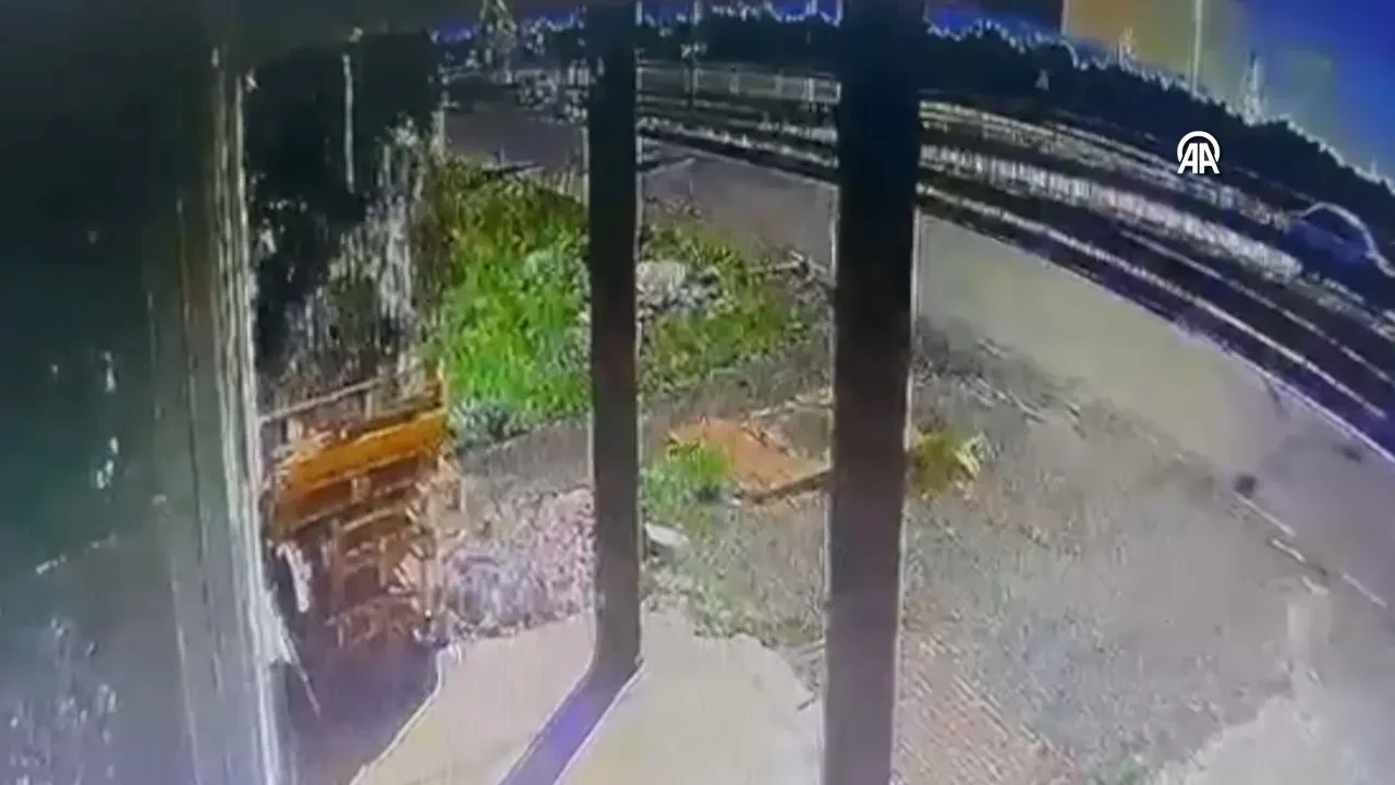 2 kişinin can verdiği kaza kamerada! Çöp kamyonu böyle çarpmış 