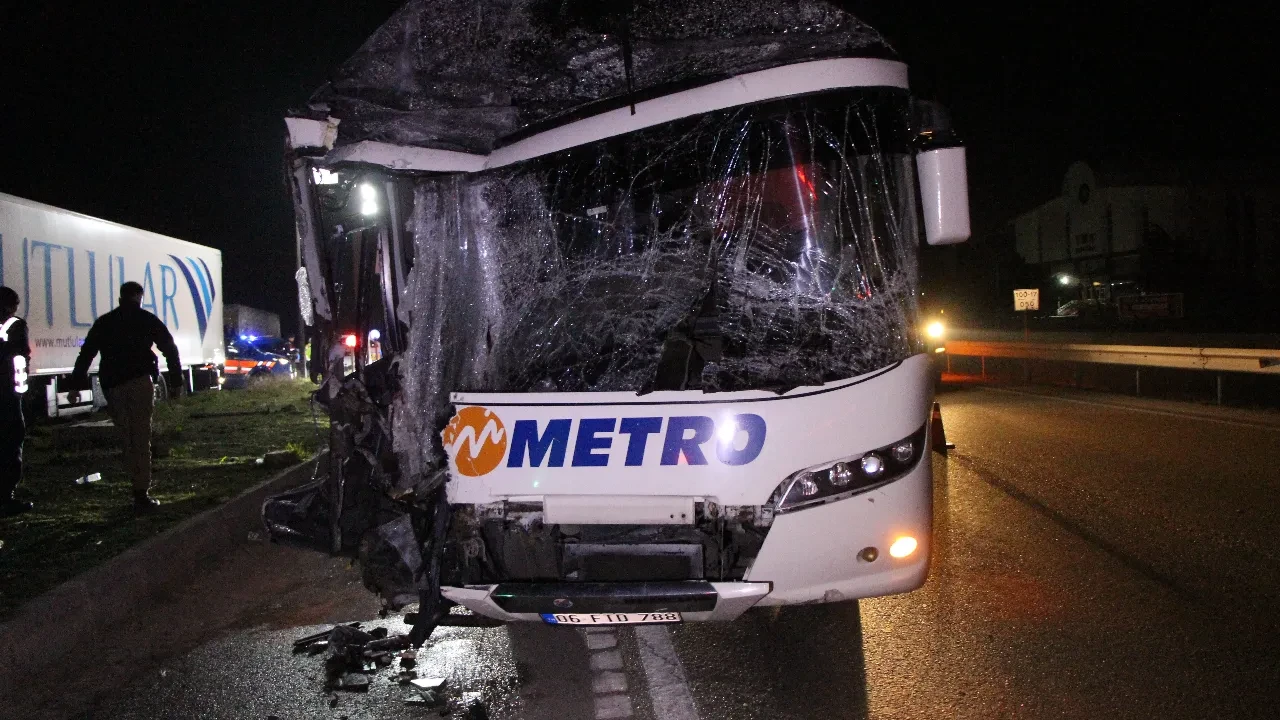 Amasya’da feci kaza! Yolcu otobüsü tıra arkadan çarptı: Çok sayıda yaralı var