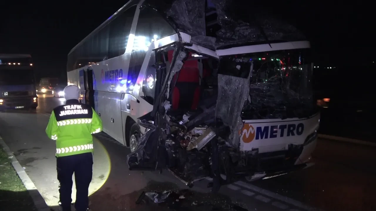 Amasya’da feci kaza! Yolcu otobüsü tıra arkadan çarptı: Çok sayıda yaralı var