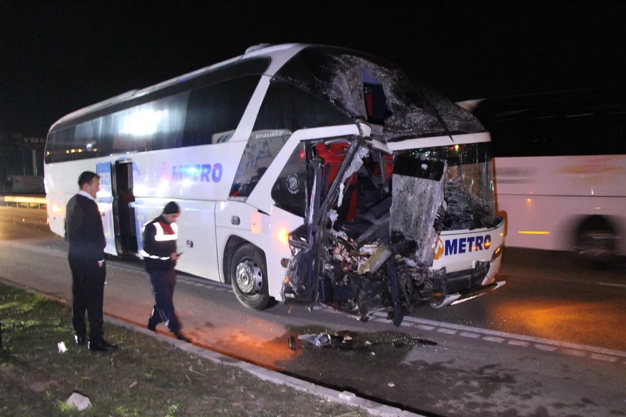 Amasya’da feci kaza! Yolcu otobüsü tıra arkadan çarptı: Çok sayıda yaralı var