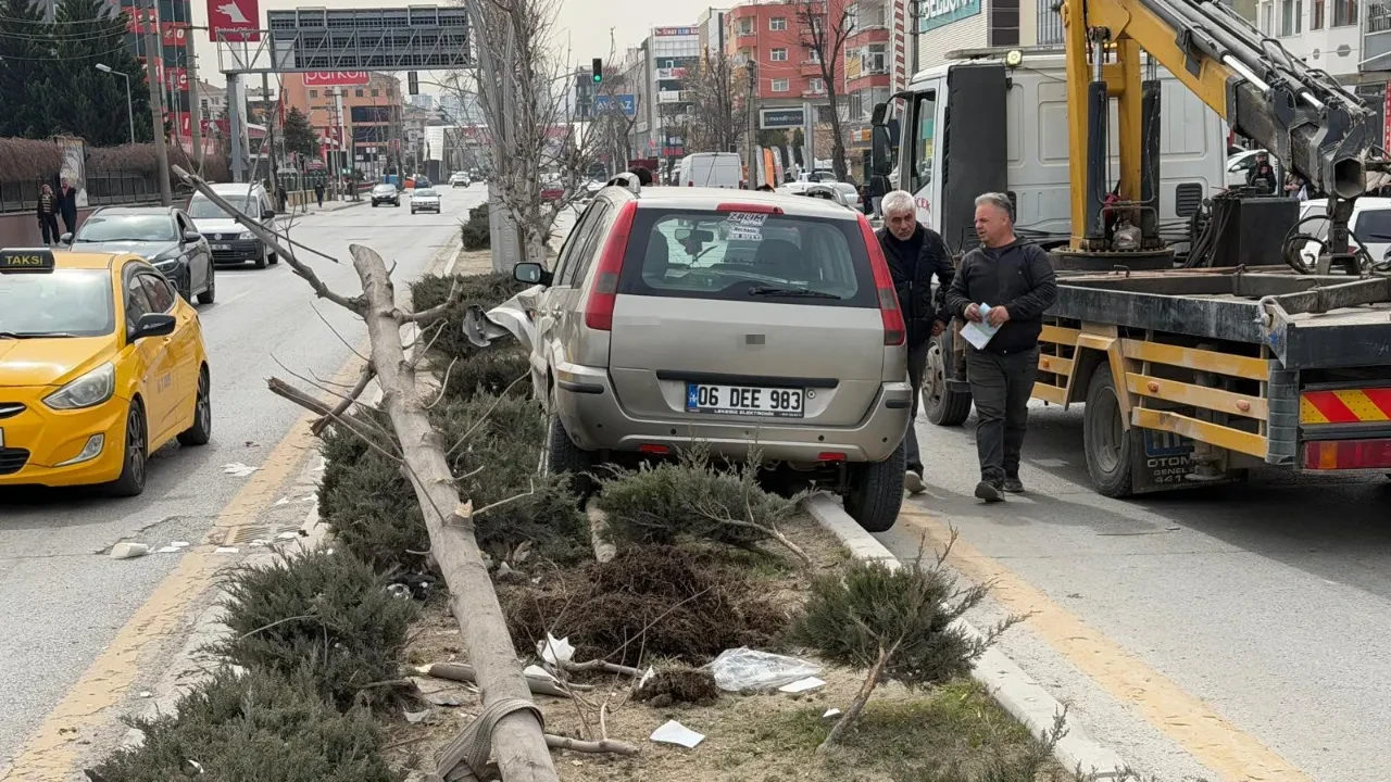 Ankara'da feci kaza! Yolun karşısına geçmeye çalışan yayalara çarptı: 1'i ağır, 2 yaralı