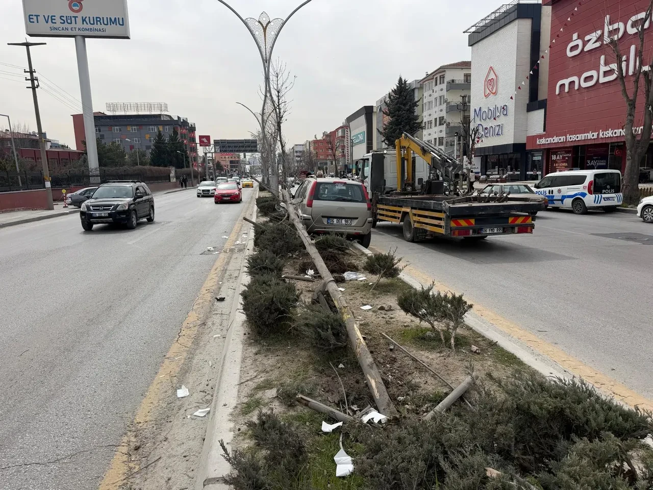 Ankara'da feci kaza! Yolun karşısına geçmeye çalışan yayalara çarptı: 1'i ağır, 2 yaralı