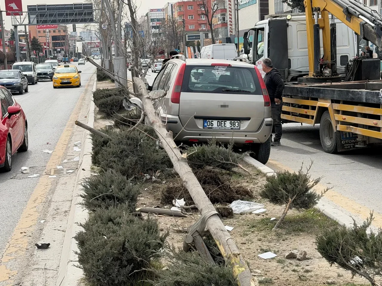 Ankara'da feci kaza! Yolun karşısına geçmeye çalışan yayalara çarptı: 1'i ağır, 2 yaralı