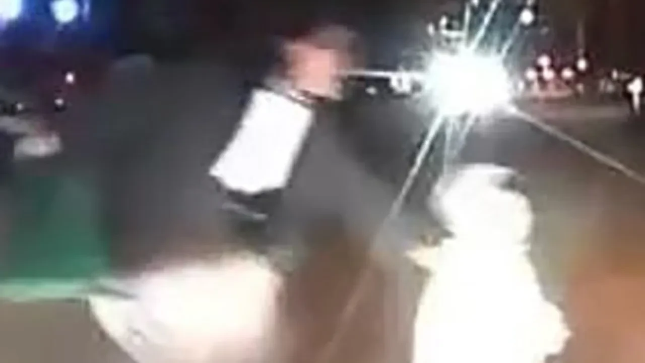 Annesinin elinden kurtulan çocuk yola fırladı: Faciadan kıl payı dönüldü