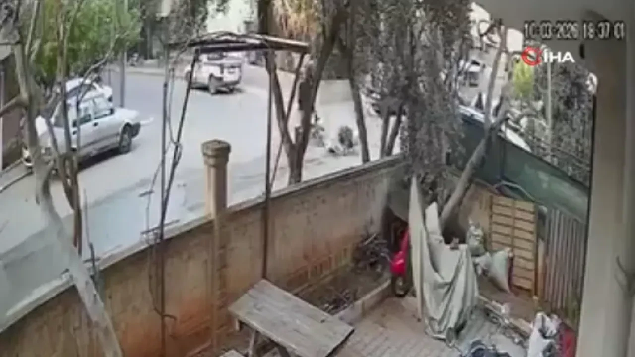 Antalya'da korkunç kaza: İki motosikletlinin yola savrulduğu anlar kamerada!