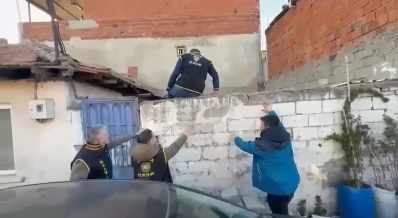 Bursa'da küçük çocuğun yıllar süren esareti! 7 sene boyunca tutsak edildi, çöp evde bitkin halde bulundu