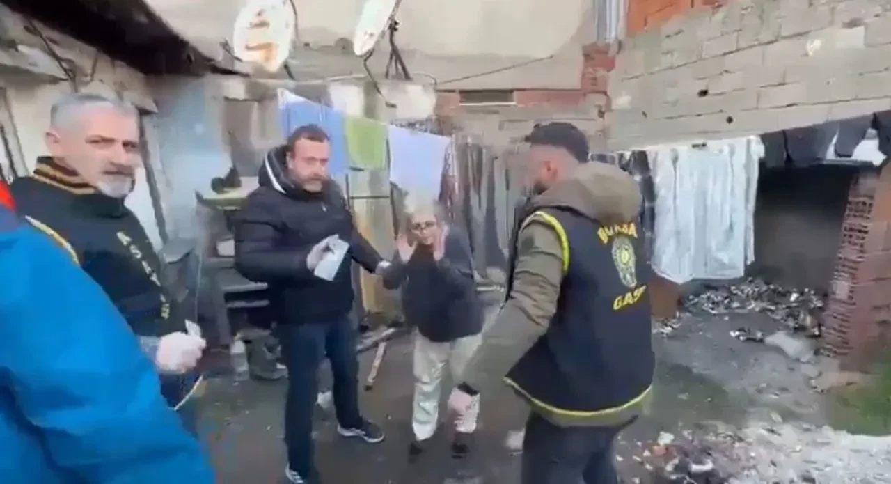 Bursa'da küçük çocuğun yıllar süren esareti! 7 sene boyunca tutsak edildi, çöp evde bitkin halde bulundu