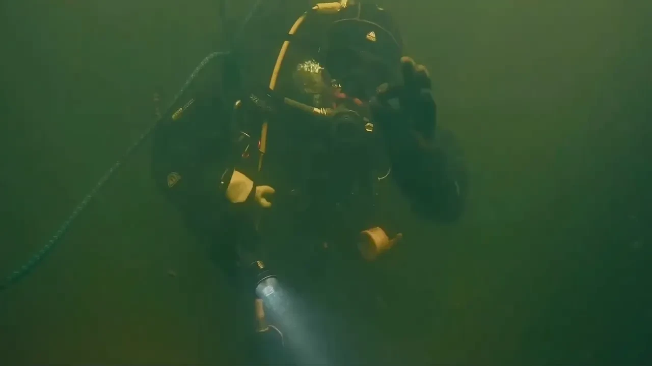 Buzu testere ile kesip dalış yaptılar! Nefes kesen anlar kamerada 