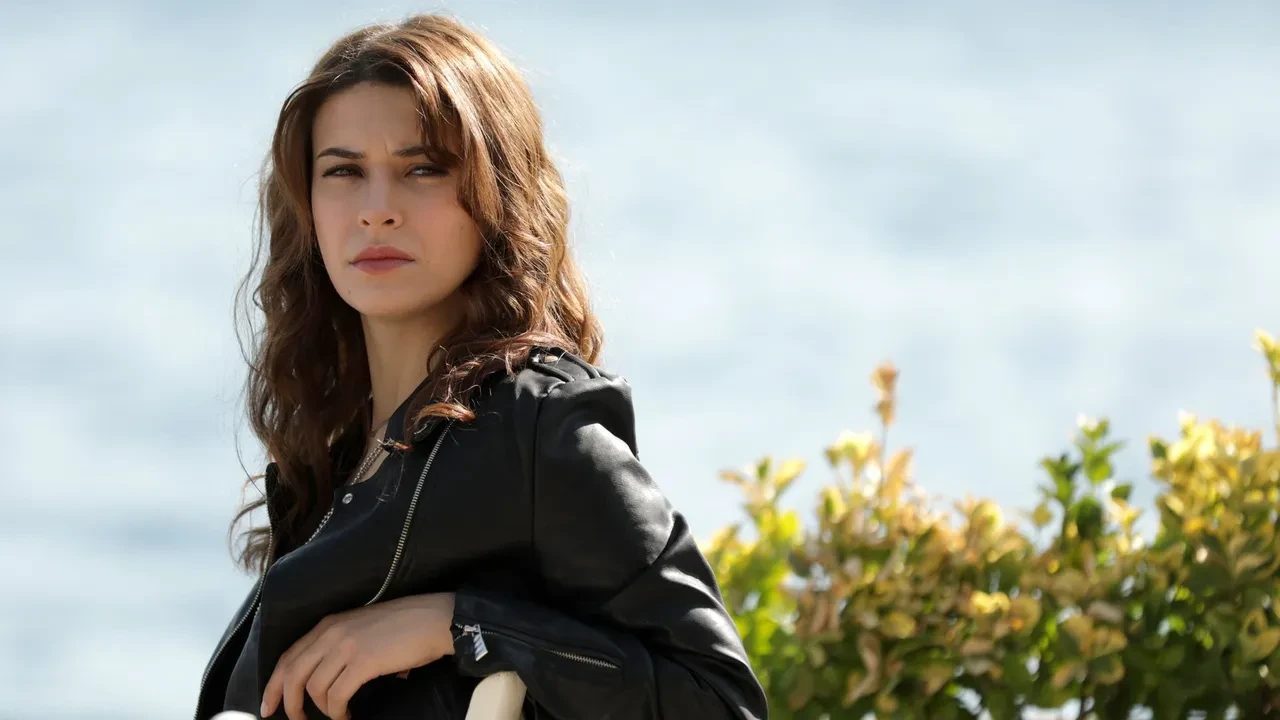 Devrim Özkan Ezel’in ikonik müziğini çaldı! Sosyal medyada gündem oldu