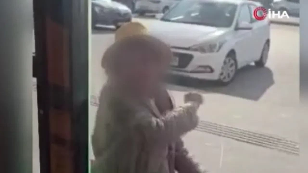 Fark ücreti vermek istemeyen kadın eczaneye saldırdı: Taşla camı kırdı, kapıları tekmeledi