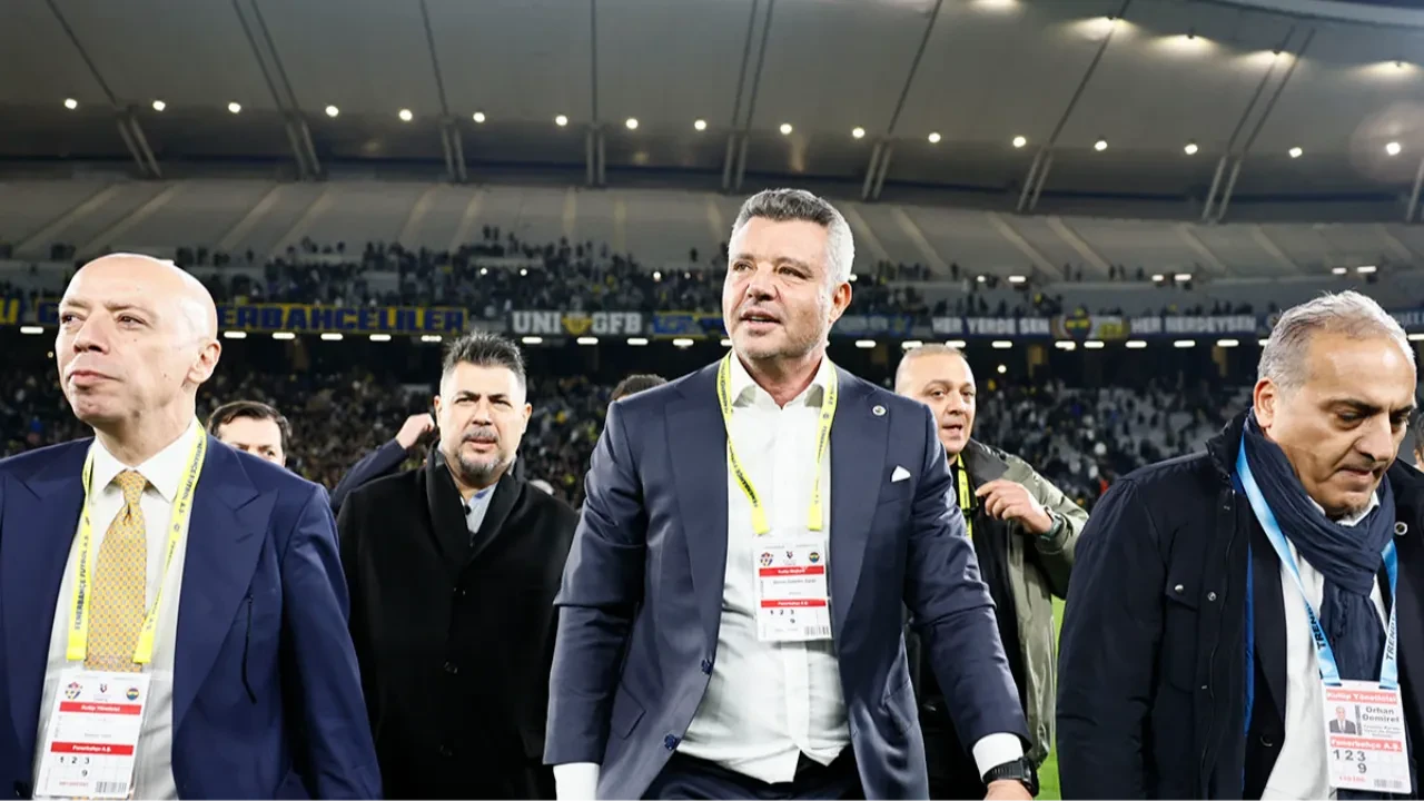 Fenerbahçe'de toplantı devam ediyor: Başkan Sadettin Saran'dan ilk kritik karar!