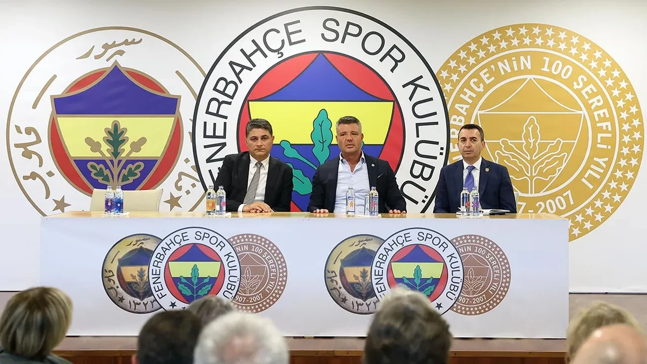 Fenerbahçe'de toplantı devam ediyor: Başkan Sadettin Saran'dan ilk kritik karar!