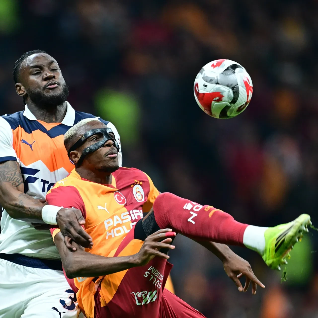 Galatasaray Başakşehir'i rahat geçti: Liderden ikinci sıradaki Fenerbahçe'ye 7 puan fark!