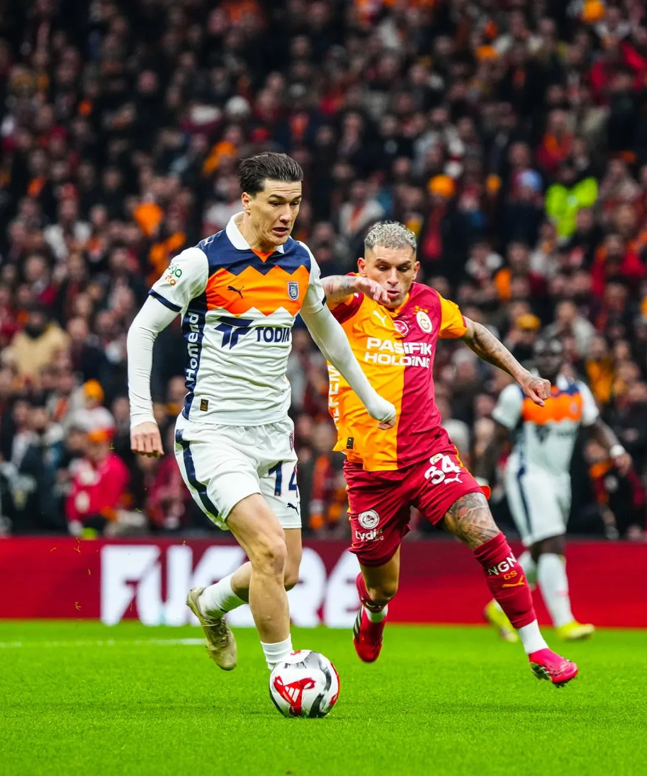 Galatasaray Başakşehir'i rahat geçti: Liderden ikinci sıradaki Fenerbahçe'ye 7 puan fark!