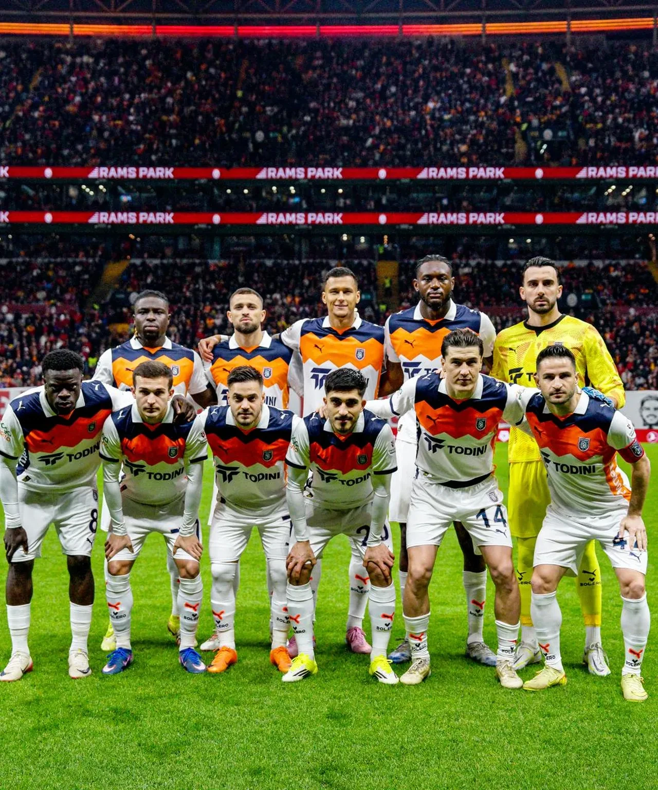 Galatasaray Başakşehir'i rahat geçti: Liderden ikinci sıradaki Fenerbahçe'ye 7 puan fark!