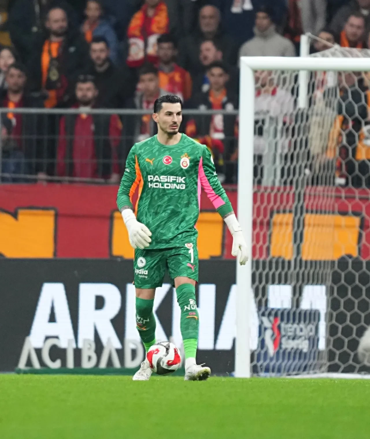 Galatasaray Başakşehir'i rahat geçti: Liderden ikinci sıradaki Fenerbahçe'ye 7 puan fark!