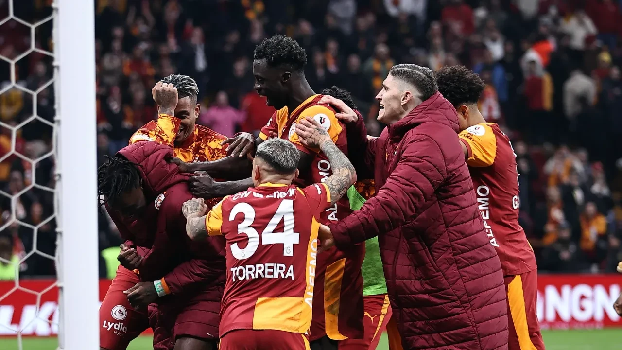 Galatasaray'da galibiyet sonrasında 'Fenerbahçe' detayı: Farklı hesaplar netleşti!