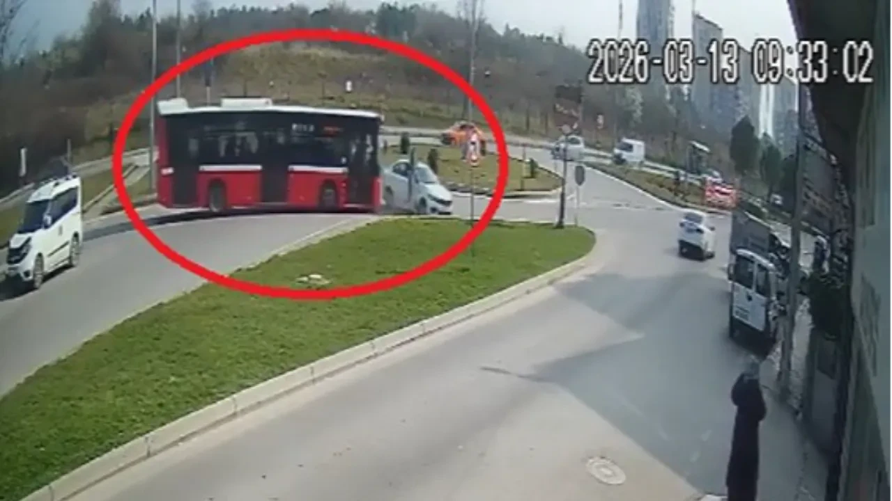 Halk otobüsü otomobile çarptı, 9 kişi yaralandı: İşte kaza anı