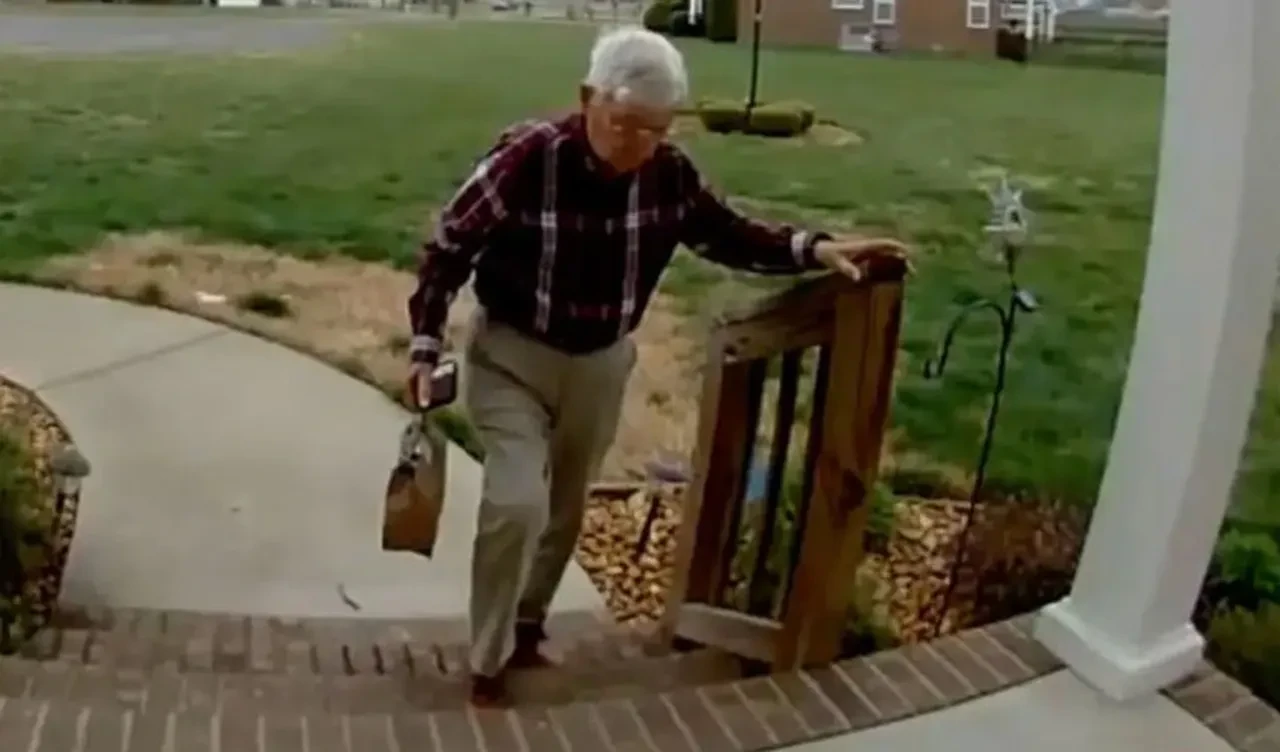 İlaç masraflarını karşılamak için kuryelik yapıyordu! 78 yaşındaki adamın hayatı bir teslimatla değişti