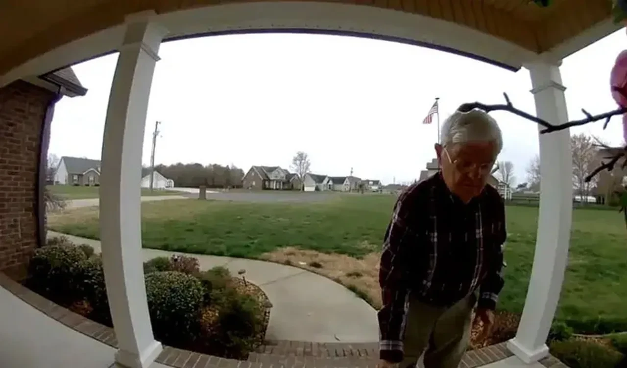 İlaç masraflarını karşılamak için kuryelik yapıyordu! 78 yaşındaki adamın hayatı bir teslimatla değişti