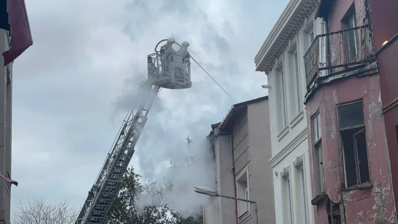 İstanbul’un göbeğinde yangın: 1 ölü, 5 yaralı