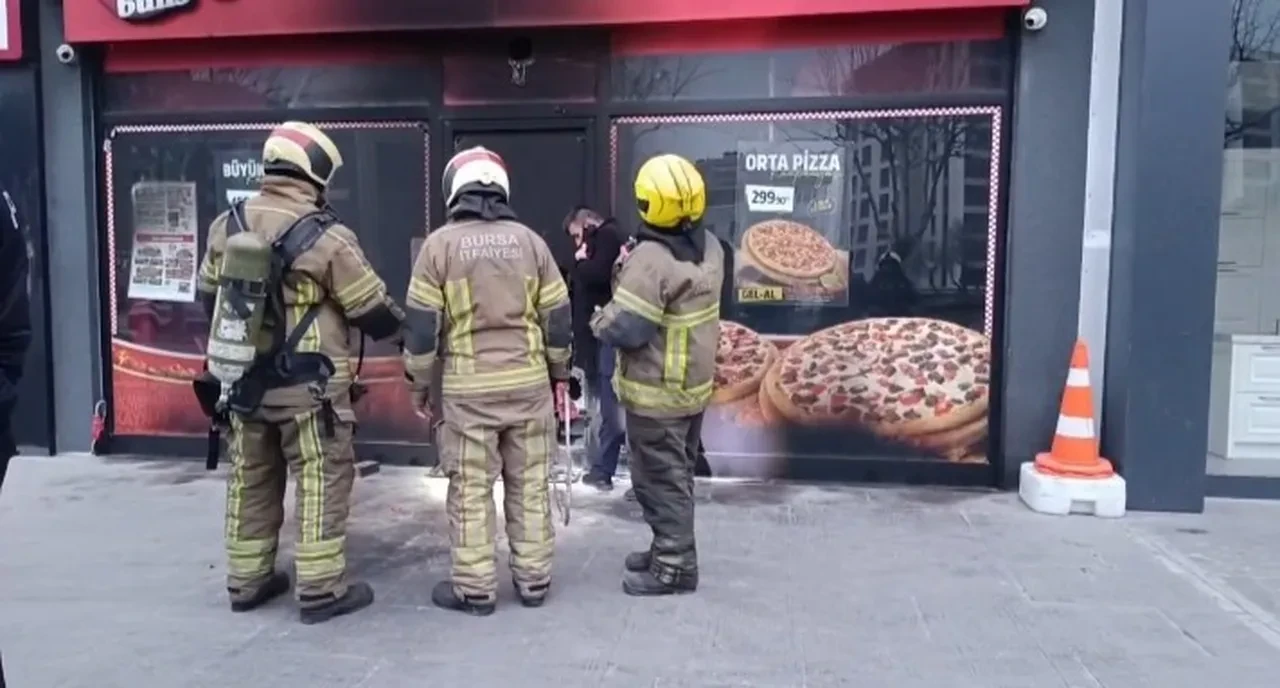 Maaşları ödenmedi, deliye döndü! İş yerine benzin döküp ateşe verdi