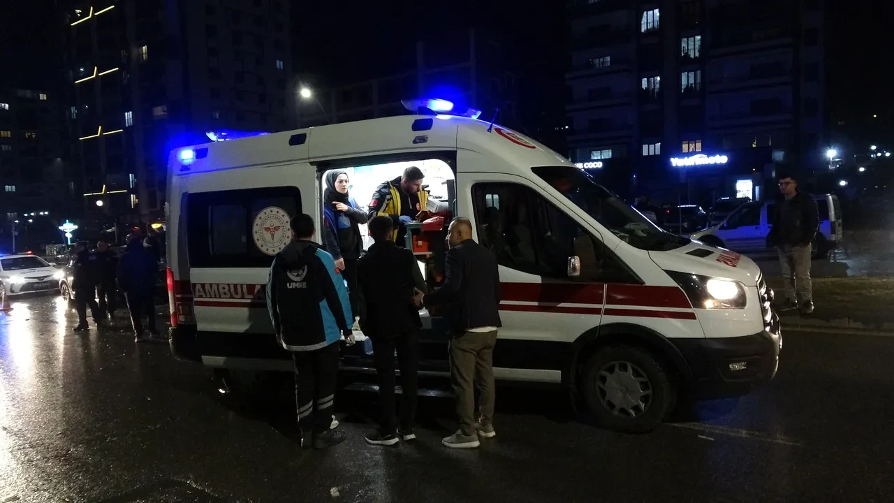 Malatya'da iki otomobil çarpıştı biri kağıt gibi ezildi: 3 yaralı
