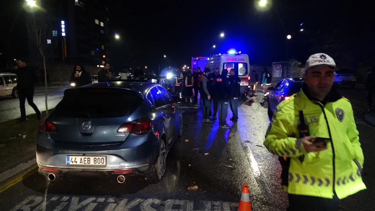 Malatya'da iki otomobil çarpıştı biri kağıt gibi ezildi: 3 yaralı