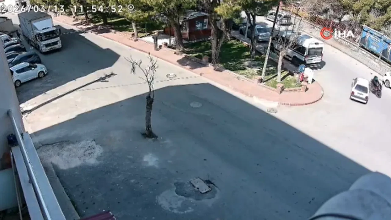 Otomobil ile çarpışan motosiklet sürücüsü başka bir aracın altına girdi: Korkutan kaza anbean kaydedildi