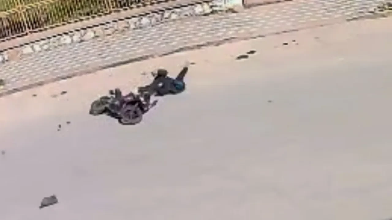 Otomobilin çarptığı motosiklet metrelerce savruldu! Kaza anı kamerada 