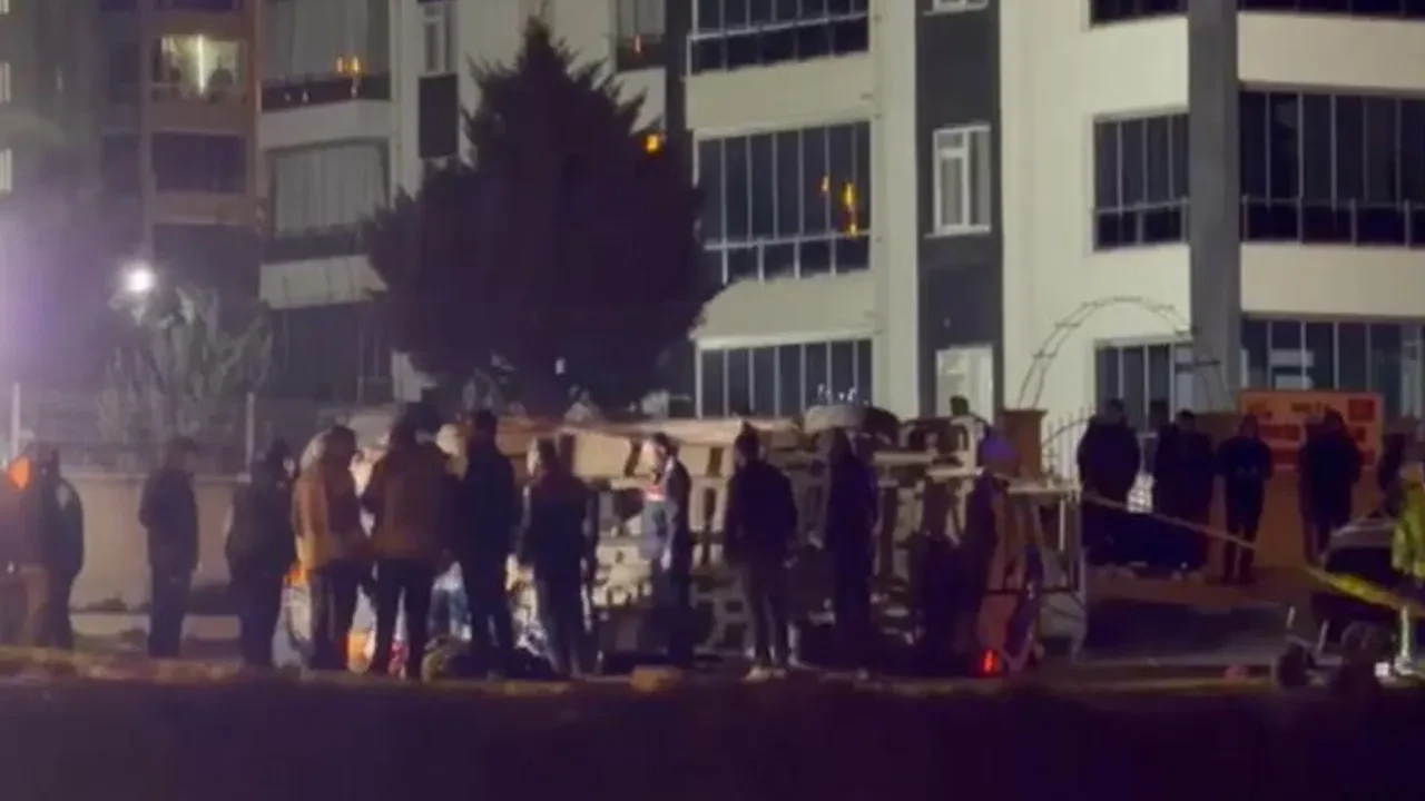 Ankara'da otomobille çarpışan minibüs devrildi: 2 ölü, 12 yaralı