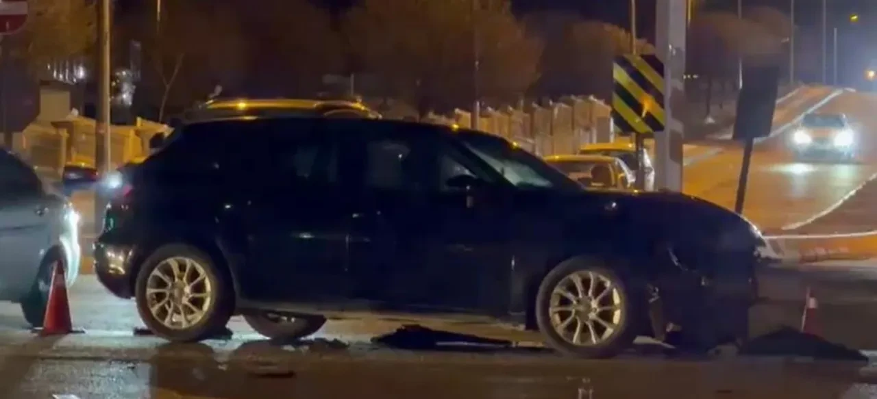 Ankara'da otomobille çarpışan minibüs devrildi: 2 ölü, 12 yaralı