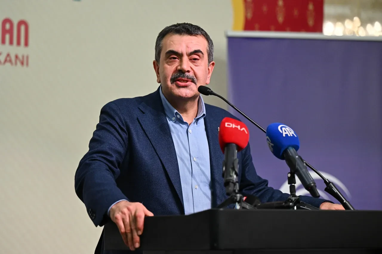 Bakan Tekin'den Özgür Özel'e kreş tepkisi: Lafı neresinden anlıyor bilmiyorum