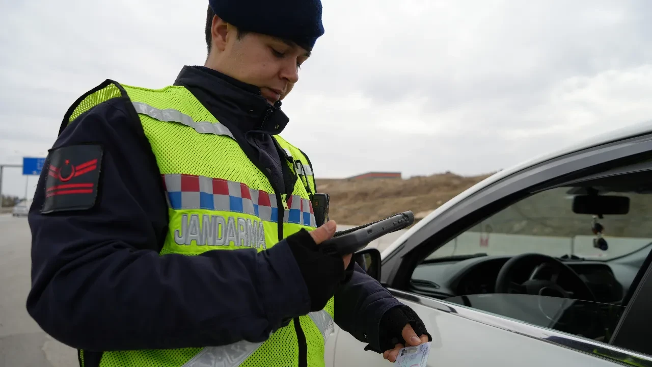 Bayram trafiğine ara tatil dopingi: Yollar kalabalıklaştı denetimler arttı