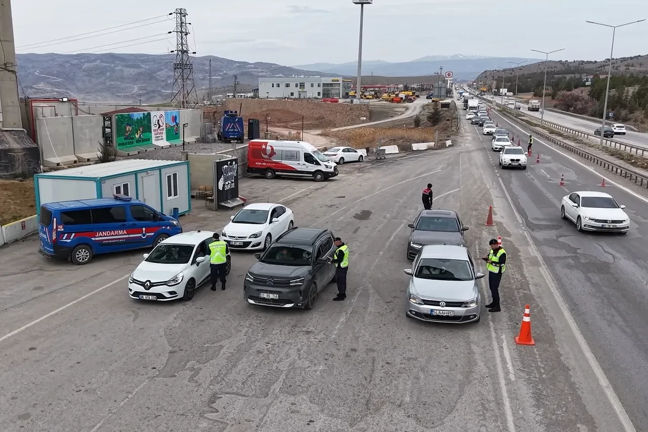 Bayram trafiğine ara tatil dopingi: Yollar kalabalıklaştı denetimler arttı