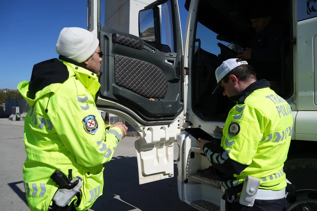 Bayram trafiğine ara tatil dopingi: Yollar kalabalıklaştı denetimler arttı
