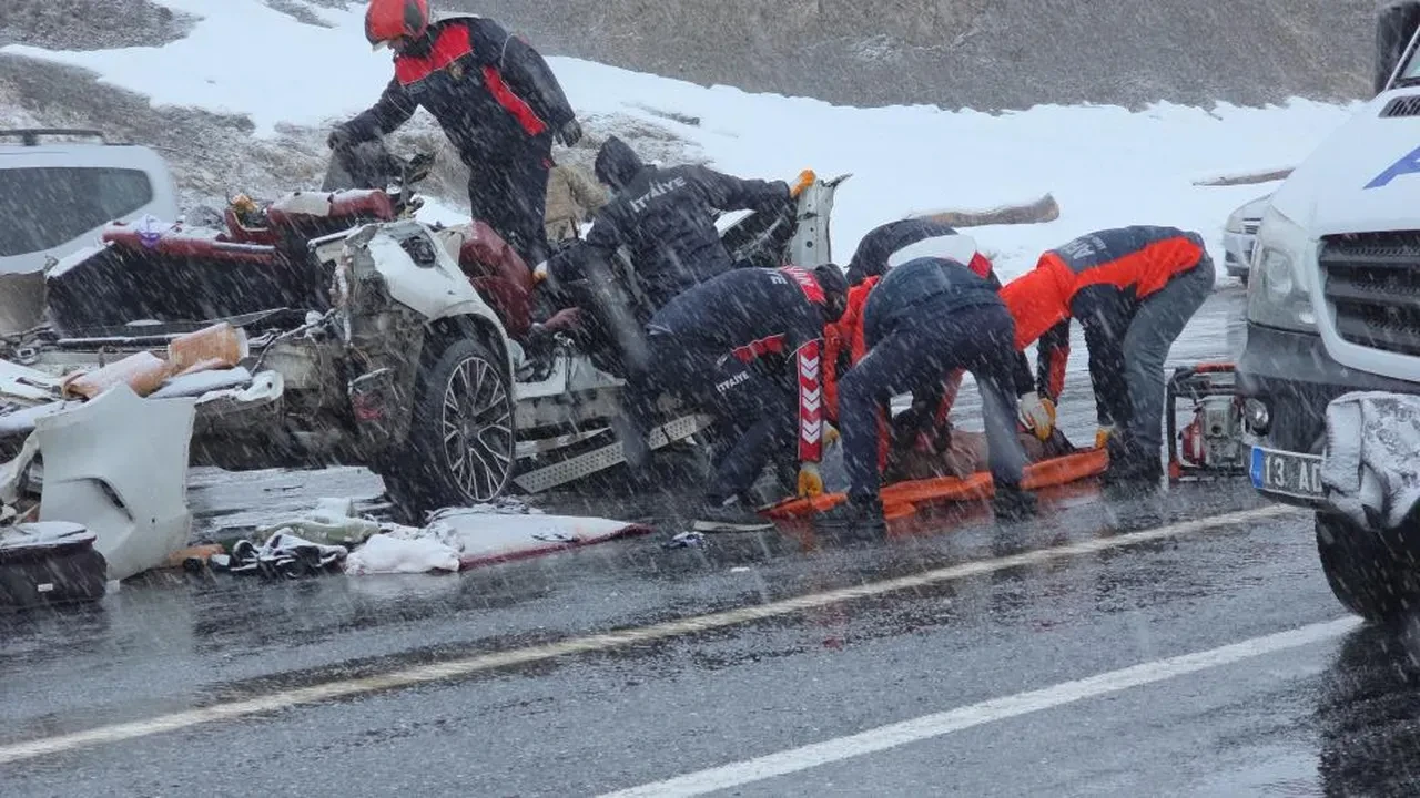 Bitlis'te tır ile otomobil çarpıştı! Karı koca ve 6 aylık bebekleri hayatını kaybetti: Yoldaki biberon yürek yaktı